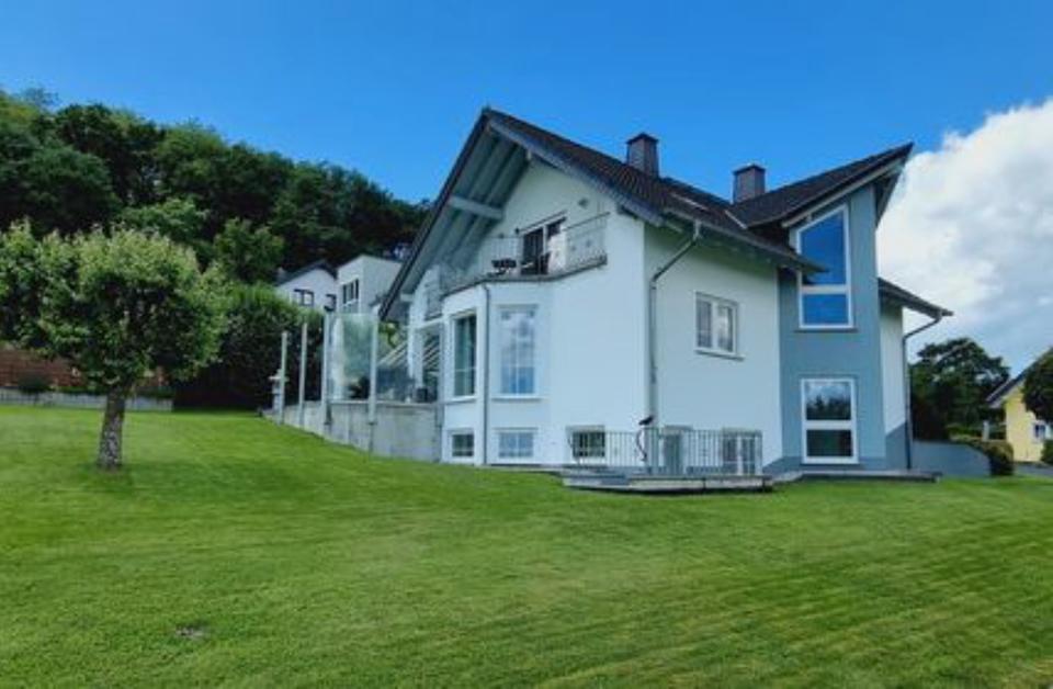 Neuwertige Immobilie im Toppzustand mit herrlicher Fernsicht – Bild 2