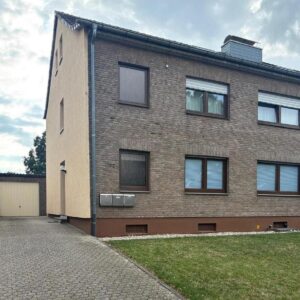 ZUM VERKAUF: Mehrparteienhaus mit 3 Mieteinheiten, Garten und Garage