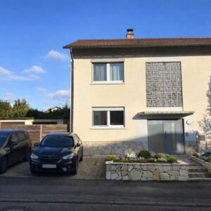 Sonnige 4-Zimmer-Familienwohnung am Feldrand – 2023 top renoviert + DG-Ausbaureserve