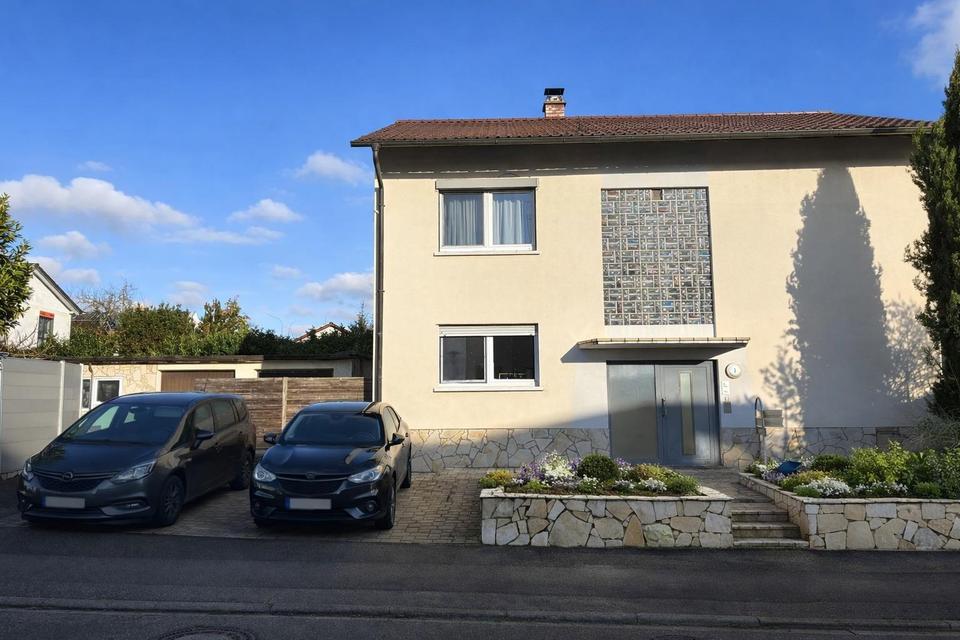 Sonnige 4-Zimmer-Familienwohnung am Feldrand – 2023 top renoviert + DG-Ausbaureserve