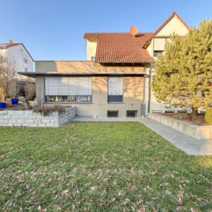 Hochwertiges Wohnensemble in Fürth-Vach: Gepflegtes Haupthaus mit Einliegerwohnung