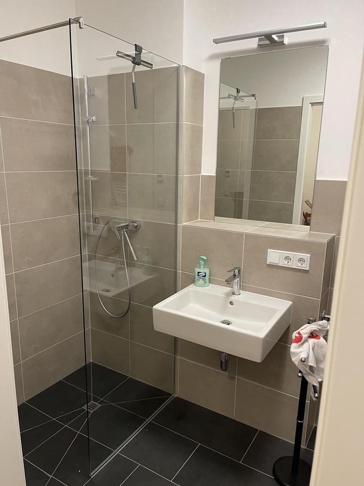 Voll möbliert, auch auf Zeit: exklusive 2-Zimmer-Gartenwohnung in Top-Lage in Freilassing – Bild 6