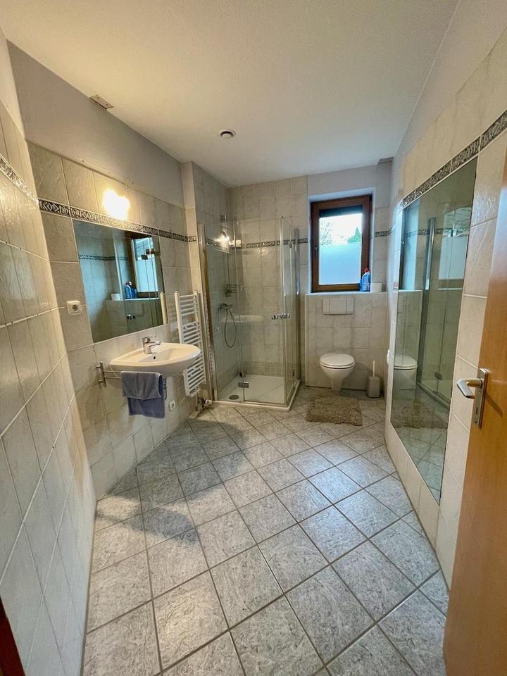 Nachhaltiger Bungalow mit Wintergarten, Garage und Garten – Bild 10