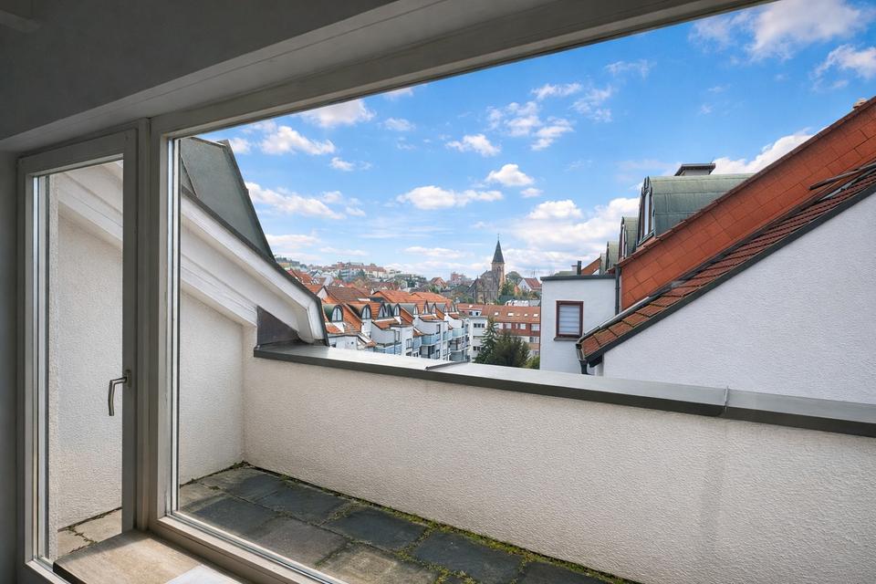 Lichtdurchflutete zentrale 3-Zi.-Wohnung mit hohen Decken und großer Loggia – Bild 7