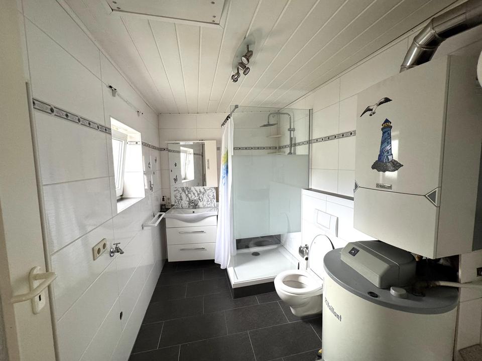 Bezugsfertiges Einfamilienhaus mit Pool, Einbauküche und Carport für zwei PKW – Bild 26