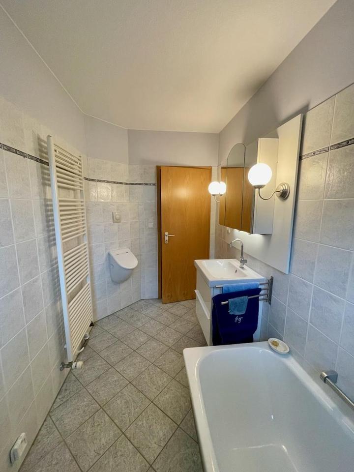 Nachhaltiger Bungalow mit Wintergarten, Garage und Garten – Bild 11