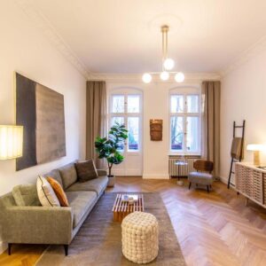 Gründerzeit-Altbau | 4 Zimmer, Lift & Balkon, Designbad, Bestlage – Erstbezug