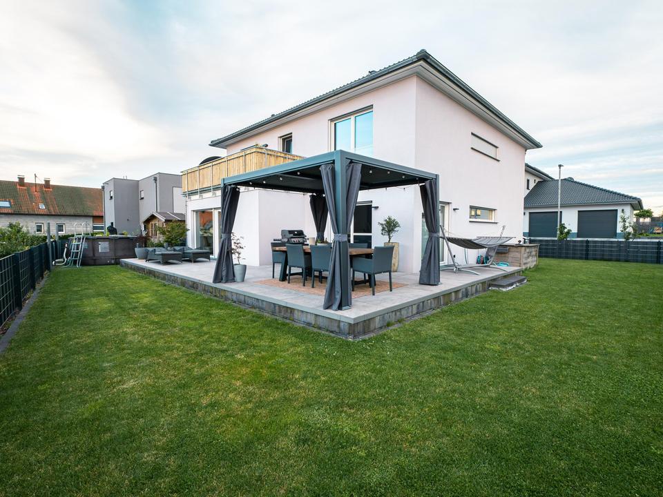 Moderne Stadtvilla (Bj. 2020) | A+ | PV & Speicher | Sauna | Waldblick | sofort bezugsfrei