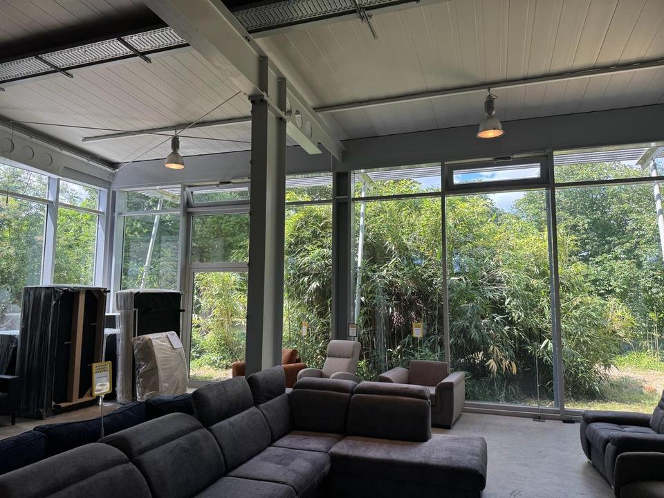 Gläserne, transparente Gewerbehalle – Bild 7