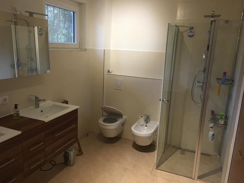 Sonnige 5-Zimmer-Wohnung mit Wallbox fürs E-Auto und großer Einbauküche – Bild 7