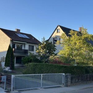 Einfamilienhaus mit Balkon, Keller, 2 Garagen, 3 Carports und Hobbyraum (346 m² Wohn- u. Nutzfläche)