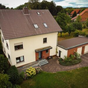 Gepflegtes Zweifamilienhaus mit hochwertiger Ausstattung und parkähnlichem Garten