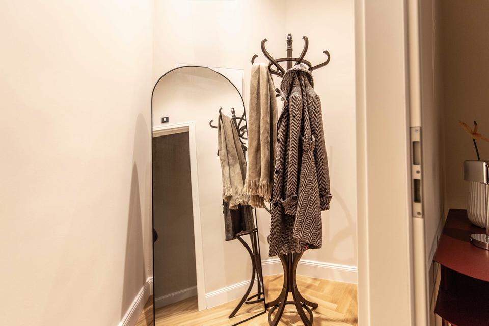 Stilvoller Altbau-Traum in bester Lage in Berlin-Mitte 2,5 Zimmern und luxuriösem Interior-Konzept – Bild 6