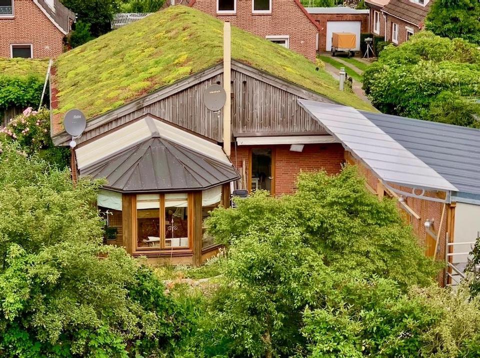 Nachhaltiger Bungalow mit Wintergarten, Garage und Garten – Bild 2