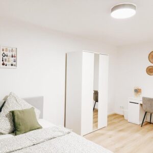 Helles Apartment mit Terase (Frisch saniert + Vollmöbliert)