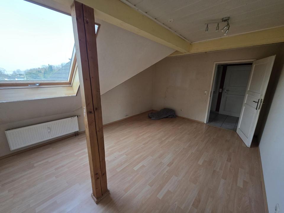 Frisch sanierte Dachgeschosswohnung mit Klimatisierung und Balkon am Ortsrand – Bild 4