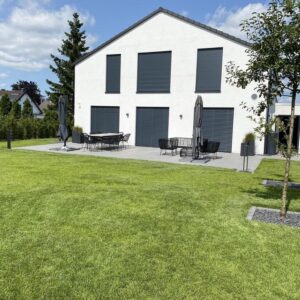 Neuwertiges Einfamilienhaus mit schönem Garten in privater Anliegerstraße