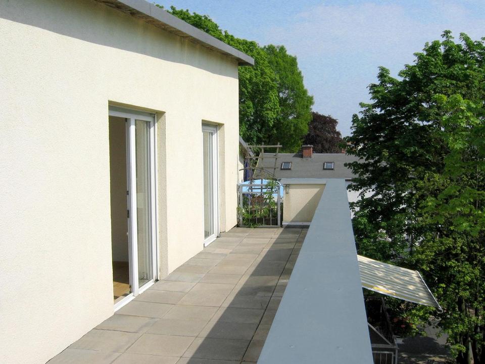 3 Zi Penthouse in bester Lage, sonnig, ruhig, 30qm umlaufende Dachterrasse, 2 Parkplätze – Bild 2