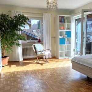 Helle und ruhige 2-Zi-Whg, renoviert mit großem S/W Balkon und Bergblick