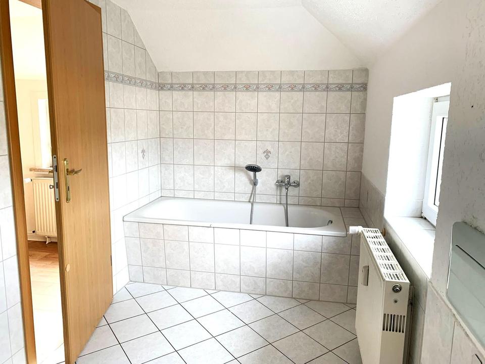 hübsche 3-Zimmer DG Tip-Topmit Kü mit Einbauküche, Bad (Wanne u. Dusche) – Bild 10