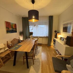 Schöne Vierzimmer-Altbauwohnung mit Balkon in Innenstadtnähe