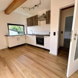 Traumhafte 4-Zimmer-Dachgeschosswohnung mit Balkon, Garage & Carport in Mauth