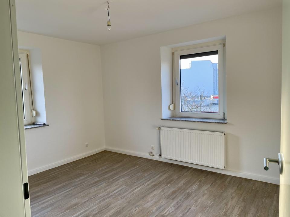 Lichtdurchflutete Wohnung, renoviert, Südbalkon, zentral – Bild 5
