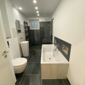 Moderne, voll möblierte 2-Zimmer-Wohnung mit Balkon in Düsseldorf