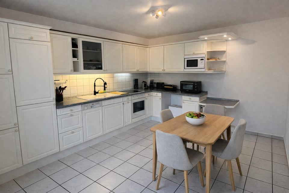 Modern wohnen: 2-Zimmer-Wohnung mit Balkon, Aufzug, Carport & Einbauküche – Bild 12