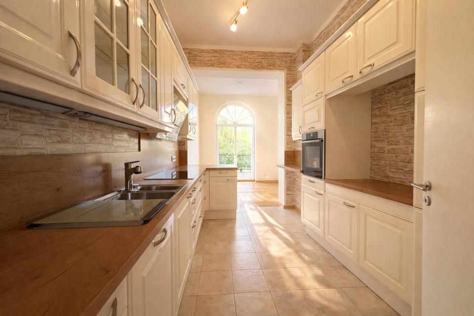 Herrschaftliche Hochparterrewohnung mit Terrasse, Kamin, Carport, in ruhiger Lage – Bild 6