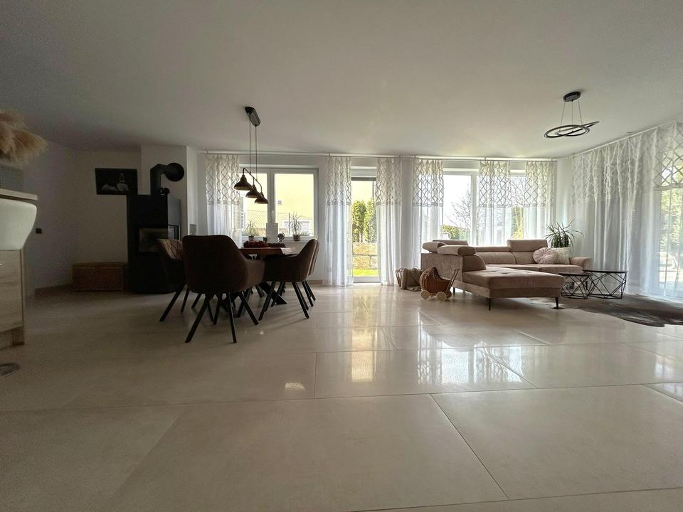 Offene und großzügige 3,5-Zimmer-Wohnung mit Garten & Kamin – Bild 4