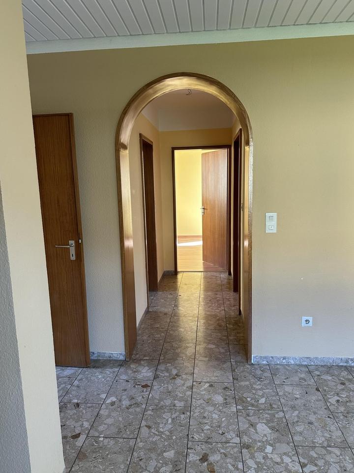 Geräumiges Einfamilienhaus mit schönem Naturgarten und Einzelgarage – Bild 13