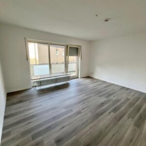 Von privat - schöne 3-Zi.-Wohnung, Paderborn Schloß Neuhaus, ruhige Lage m. Balkon 1. Obergeschoß