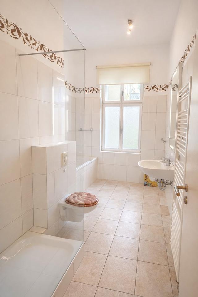 Herrschaftliche Hochparterrewohnung mit Terrasse, Kamin, Carport, in ruhiger Lage – Bild 17