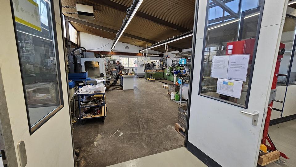 Firmenhalle / Industriehalle mit Bürotrakt – Bild 31