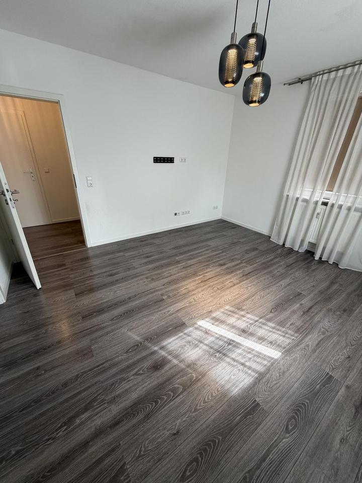 Helle freundliche 2 Zimmer Wohnung mit Einbauküche und Garten – Bild 2