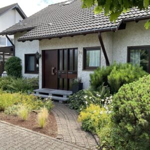 Top gepflegtes, freistehendes Ein- bis Zweifamilienhaus