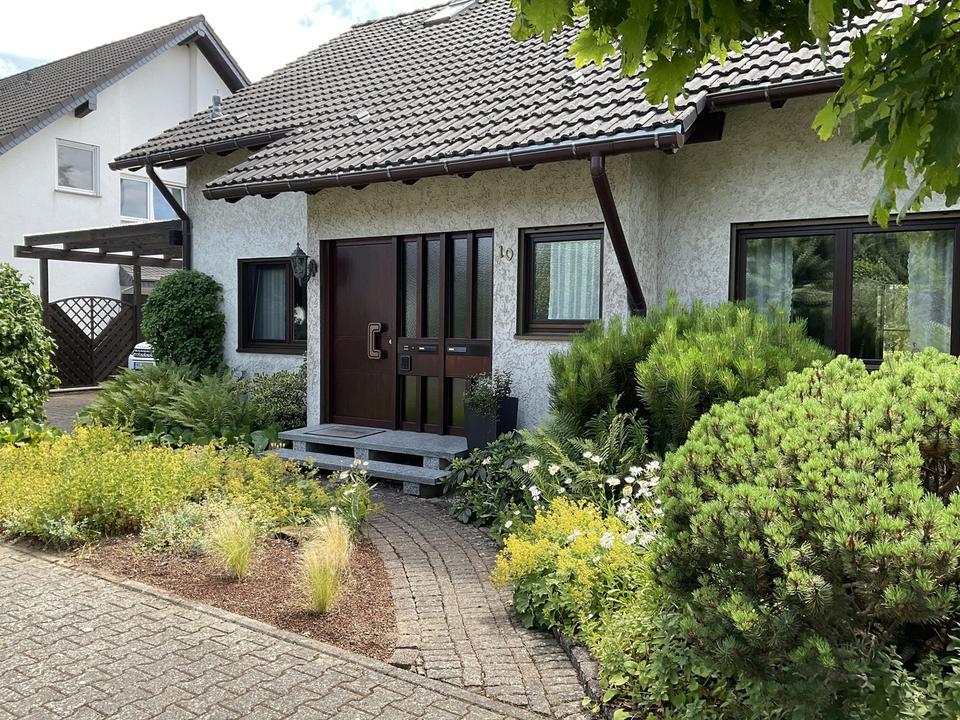 Top gepflegtes, freistehendes Ein- bis Zweifamilienhaus