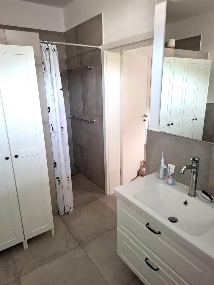 Moderne große Maisonettewohnung mit umlaufender Dachterrasse und zwei Balkonen – Bild 9