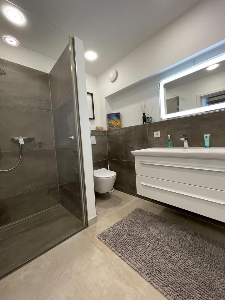 Moderne, neuwertige DHH (Effizienzklasse A) mit Einliegerwohnung - provisionsfrei – Bild 19