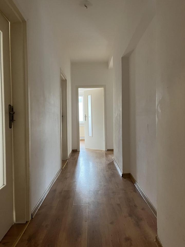 3-Raumwohnung mit modernem Badezimmer und Balkon – Bild 10