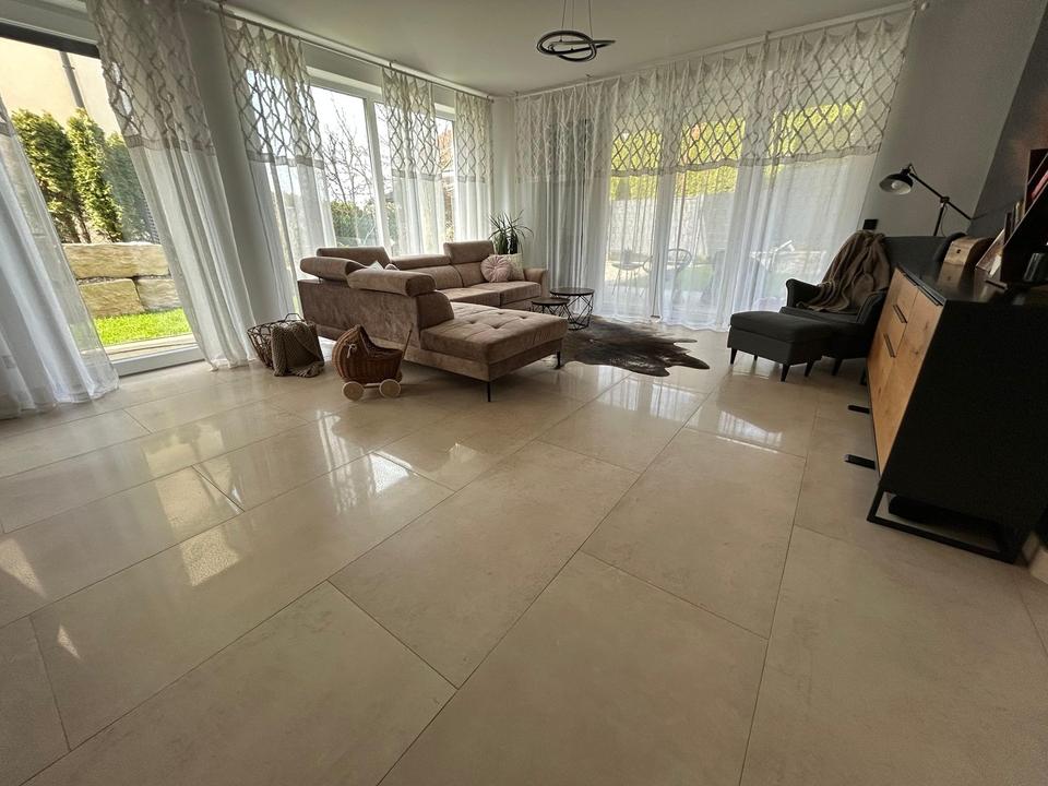 Offene und großzügige 3,5-Zimmer-Wohnung mit Garten & Kamin – Bild 2