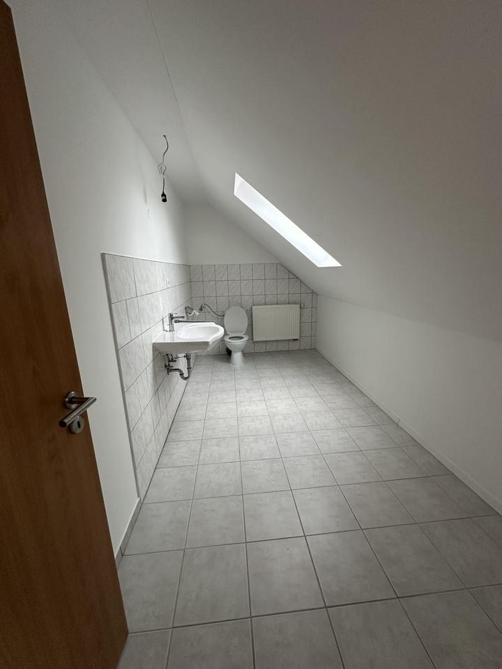 Geräumiges Einfamilienhaus mit schönem Naturgarten und Einzelgarage – Bild 20