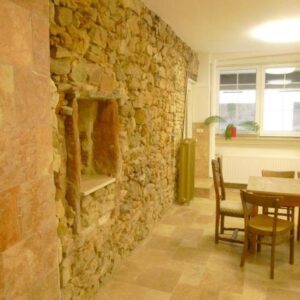 Charaktervolle EG-Wohnung mit Naturstein, Stuck und großzügiger Fensterfront