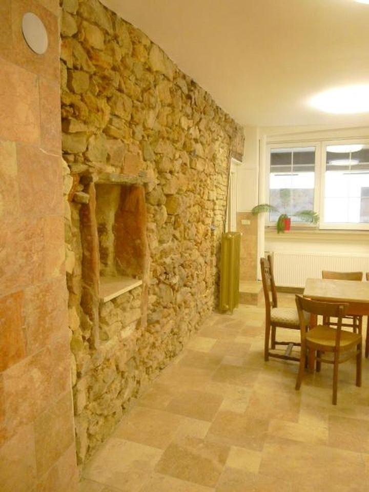 Charaktervolle EG-Wohnung mit Naturstein, Stuck und großzügiger Fensterfront