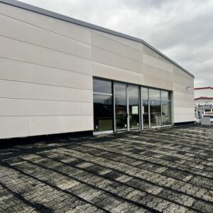 Betriebs-, Ausstellungs- o. Lagerhalle mit Schaufenster 250 Qm + Aussenfläche