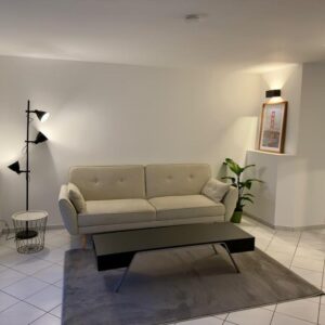 Voll ausgestattete helle Wohnung & Parkplatz im Souterrain mit Whirlpool & Garten