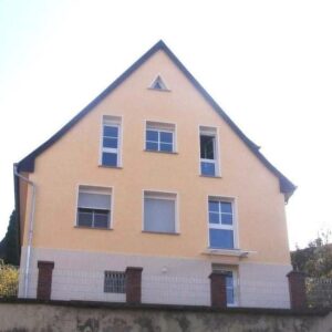 Freistehendes Zweifamilienhaus mit unverbaubarem Blick und Garten