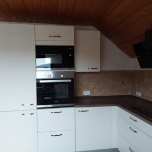 Wohnung im 1.OG neue renoviert, neue Einbauküche, + Waschbeckenschränke im Bad