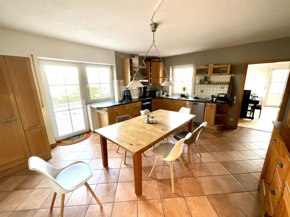 Großzügiges Ein- bis Zweifamilienhaus mt 8.197 qm Grund, PV-Anlage, Wald und Panoramablick – Bild 14